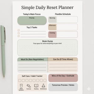 Peut inclure: Un planificateur Simple Daily Reset avec des sections pour la concentration quotidienne, les tâches et l'emploi du temps. Comprend une zone "Brain Dump", un suivi des habitudes et un espace pour la gratitude et les notes. Un stylo vert clair est sur le côté gauche.
