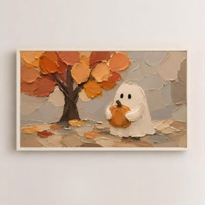 Op de afbeelding: Een rechthoekig ingelijst schilderij met een witte geest die een oranje pompoen vasthoudt. De scène bevat een donkerbruine boom met textuurrijke oranje, gele en bruine bladeren tegen een lichtgrijze achtergrond, uitgevoerd in een dikke impasto-stijl.