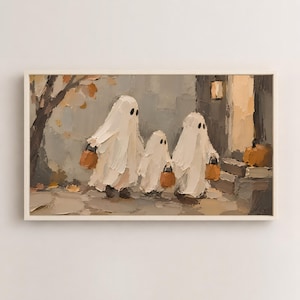 Puede incluir: Una pintura al óleo sobre lienzo que representa a tres figuras vestidas con disfraces de fantasmas blancos, cada una con un pequeño cubo de calabaza naranja. La escena se desarrolla al aire libre con una pared gris, un árbol con hojas marrones y una calabaza grande en los escalones.