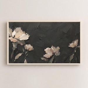 Könnte beinhalten: Ein rechteckiges Wandbild mit einem dick aufgetragenen, strukturierten Ölgemälde von blassbeigen und cremefarbenen Blumen vor einem dunkel anthrazitfarbenen Hintergrund. Das Kunstwerk ist in einem hellen Holzrahmen mit sichtbaren Pinselstrichen.
