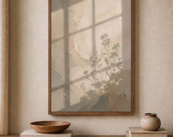 Pode incluir: Uma peça de arte de parede retangular numa moldura de madeira escura com uma superfície texturizada de impasto em tons bege e creme. A obra exibe a sombra suave e escura de uma planta e de uma janela sobre as camadas de tinta.