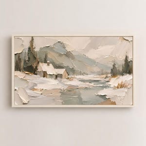 Può includere: Un dipinto a olio orizzontale che raffigura un paesaggio invernale con pennellate impasto spesse e strutturate. La scena mostra due piccole baite vicino a un fiume, circondate da terreno innevato, alberi sempreverdi e montagne lontane.