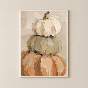 Puede incluir: Una pintura al óleo enmarcada que muestra una pila vertical de tres calabazas. La calabaza superior es crema, la del medio es verde salvia y la inferior es de un cálido naranja terracota. La obra presenta pinceladas gruesas y visibles.