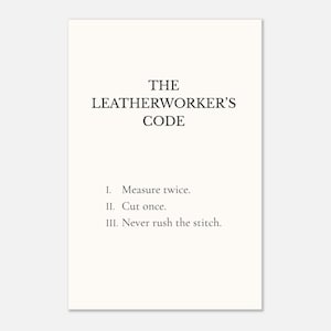 Könnte beinhalten: Ein cremefarbener Druck mit dem Text "THE LEATHERWORKER'S CODE". Der Code lautet: Zweimal messen, Einmal schneiden und Nie die Naht überstürzen. Der Text ist in einer klassischen Serifenschrift.