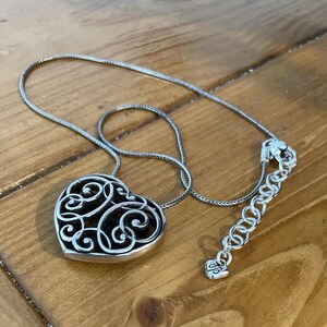 Collar grande contemporáneo de filigrana con corazón de Brighton en tono plateado, ajustable de 16 a 18 pulgadas imagen 2