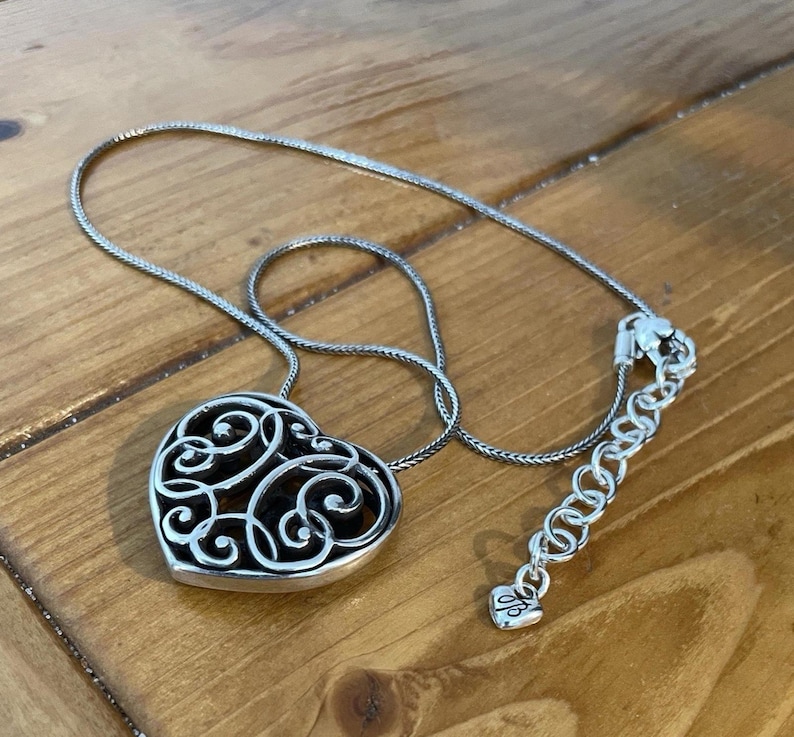Collar grande contemporáneo de filigrana con corazón de Brighton en tono plateado, ajustable de 16 a 18 pulgadas imagen 2