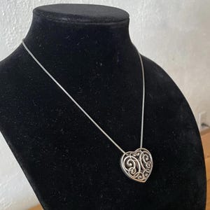 Collar grande contemporáneo de filigrana con corazón de Brighton en tono plateado, ajustable de 16 a 18 pulgadas imagen 3