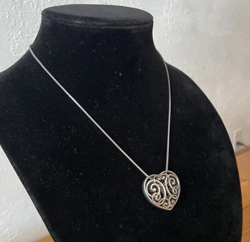 Collar grande contemporáneo de filigrana con corazón de Brighton en tono plateado, ajustable de 16 a 18 pulgadas imagen 3
