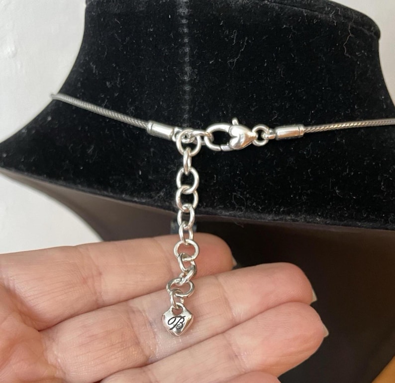 Collar grande contemporáneo de filigrana con corazón de Brighton en tono plateado, ajustable de 16 a 18 pulgadas imagen 5