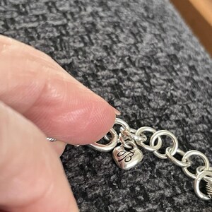 Collar grande contemporáneo de filigrana con corazón de Brighton en tono plateado, ajustable de 16 a 18 pulgadas imagen 6