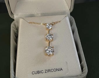 Collar con barra de oro y 3 circonitas cúbicas - Oro de 18k sobre plata de ley, ideal para graduaciones y bodas.