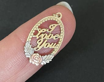 Pequeño colgante con dije "Te amo" de oro laminado de 14k para collar - Joyería delicada - Sin cadena