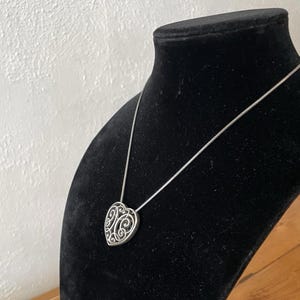 Collar grande contemporáneo de filigrana con corazón de Brighton en tono plateado, ajustable de 16 a 18 pulgadas imagen 4