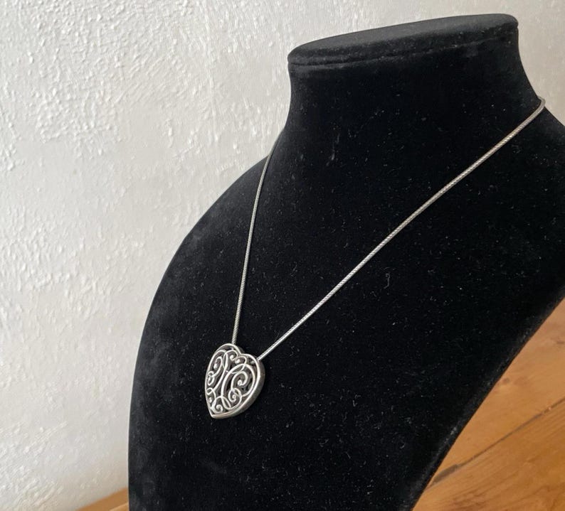 Collar grande contemporáneo de filigrana con corazón de Brighton en tono plateado, ajustable de 16 a 18 pulgadas imagen 4