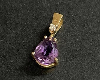 Colgante pequeño de amatista y diamante en oro de 14 quilates con forma de pera - Sin cadena