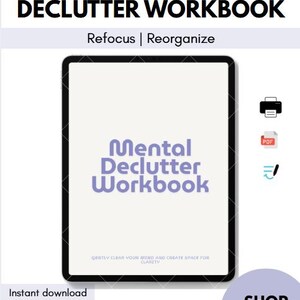 Könnte beinhalten: Ein digitales Arbeitsbuch mit dem Titel "Declutter Workbook" mit dem Text "Refocus | Reorganize". Das Arbeitsbuch zeigt die Worte "Mental Declutter Workbook" in Lila. Zusätzlicher Text umfasst "Sofortiger Download", "Notizseiten enthalten" und "Druckbares und ausfüllbares PDF."