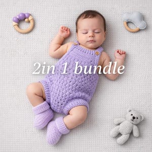 Könnte beinhalten: Eine weiße Keramik-Tasse mit schwarzem Henkel und dem Text "But First, Coffee" in schwarzer, fetter Schrift. Die Tasse steht auf einer weißen Oberfläche.