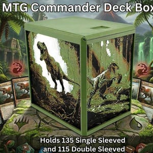 Puede incluir: Caja de mazo MTG Commander verde con ilustraciones de dinosaurios. La caja contiene 135 cartas con una sola funda o 115 con doble funda. Las cartas de Magic: The Gathering con ilustraciones de dinosaurios rodean la caja.