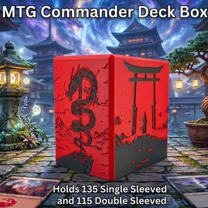 Puede incluir: Caja de mazo MTG Commander roja con diseños de dragón negro y puerta japonesa. La caja contiene 135 cartas con una sola funda o 115 con doble funda. El fondo es una escena de jardín japonés.