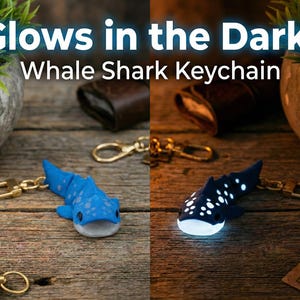 Llavero flexible articulado de tiburón ballena que brilla en la oscuridad. Disponible en varios colores. Incluye luz ultravioleta GRATIS.