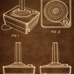 Op de afbeelding: Vintage videogamecontroller patent blauwdruk kunstafdruk. De afbeelding toont vier aanzichten van de controller, inclusief perspectieven van boven en opzij. De controller heeft een joystick en een knop. De achtergrond is bruin, getextureerd papier.