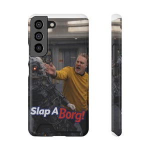 Può includere: Custodia per telefono con una scena di Star Trek e la scritta "Slap A Borg!". L'immagine mostra un uomo in uniforme gialla che schiaffeggia un Borg. La custodia è in bianco e nero con finitura lucida.
