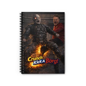 Puede incluir: Cuaderno de espiral con una ilustración de ciencia ficción. La imagen muestra a un cyborg siendo pateado, con el texto "Crunch Kick A Borg!" en una fuente colorida. En el fondo hay una persona con una camisa roja.