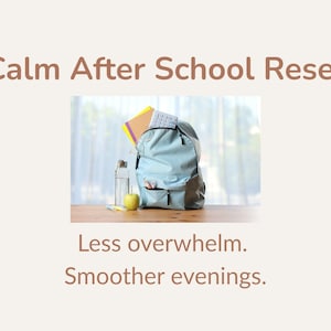 Peut inclure: Un sac à dos bleu clair rempli de fournitures scolaires, dont des cahiers et une calculatrice, posé sur une table en bois. Une gourde et une pomme sont à côté du sac. Le texte dit "Calm After School Reset."