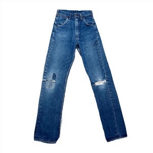 Peut inclure: Une tasse en céramique blanche avec une anse noire et le texte "But First, Coffee" en gras noir. La tasse est présentée sur une surface blanche, mettant en valeur son design épuré.