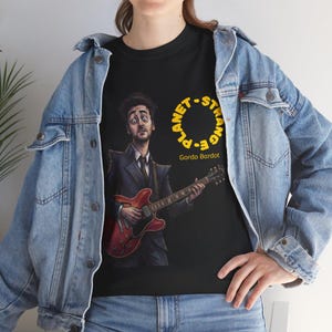 ゴルド・バルドー - 「Planet Strange」 - Tシャツ 画像 2