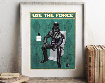 Könnte beinhalten: Gerahmter Druck mit Darth Vader auf einer Toilette, darüber der Text "USE THE FORCE". Der Hintergrund ist türkis mit einem Rautenmuster. Eine Toilettenpapierrolle und ein Pümpel sind ebenfalls zu sehen.
