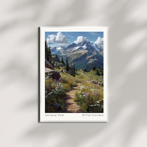 Könnte beinhalten: Ein gerahmter Druck des Garibaldi Parks in British Columbia. Das Kunstwerk zeigt eine Berglandschaft mit einem Pfad durch Wildblumen, der zu schneebedeckten Gipfeln unter blauem Himmel mit Wolken führt.