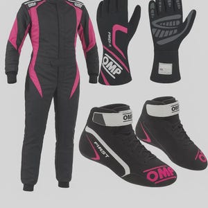 Op de afbeelding: Een zwarte en roze racepakset met handschoenen en schoenen. Het pak heeft roze accenten en OMP-branding. De handschoenen zijn zwart met roze details en het OMP-logo. De schoenen zijn zwart met witte en roze accenten, en het woord "FIRST" is zichtbaar.