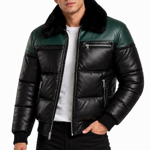 Könnte beinhalten: Eine schwarze und dunkelgrüne Steppjacke mit schwarzem Kunstfellkragen, durchgehendem Frontreißverschluss, zwei seitlichen Reißverschlusstaschen, einer Brusttasche mit Reißverschluss und schwarzen Rippbündchen. Die Jacke wird über einem weißen T-Shirt und einer schwarzen Hose getragen.