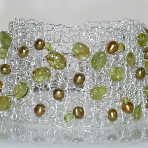 Gehäkeltes Draht Armband, Peridot, Süsswasserperlen, Handgemacht