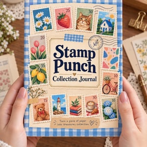 Puede incluir: Un diario rectangular con un borde de cuadros vichy azul y blanco. La portada presenta una etiqueta color crema con el texto Stamp Punch Collection Journal e ilustraciones de sellos postales que representan flores, un gato, una casa, una bicicleta, un oso de peluche, un faro, libros y café. El texto inferior dice Turn a piece of paper into treasures collection.