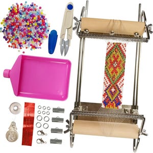 Peut inclure: Kit de métier à tisser perles avec assortiment de perles, plateau rose et outils de perlage. Le métier à tisser présente un motif perlé partiellement terminé en rouge, jaune, vert et bleu. Comprend des aiguilles, des fermoirs et du fil.