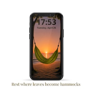 Può includere: Uno smartphone nero che mostra uno sfondo digitale con una foglia verde a forma di amaca sospesa tra due alberi sopra una spiaggia al tramonto. Lo schermo mostra l'ora 17:53 e martedì 25 aprile. Il testo sottostante recita: Rest where leaves become hammocks.