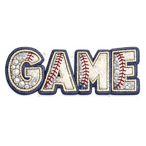 Pode incluir: A palavra "GAME" é escrita em um design temático de beisebol. Cada letra é branca com costuras vermelhas, que se assemelham a uma bola de beisebol. As letras são delineadas em azul escuro com uma borda texturizada.