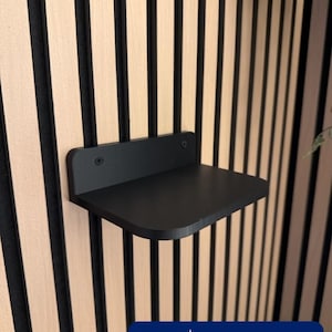 Può includere: Un cartello in legno rustico con la scritta "Welcome to our home" in lettere bianche. Il cartello presenta una finitura invecchiata e un design semplice e accogliente, ideale per un portico o un ingresso.