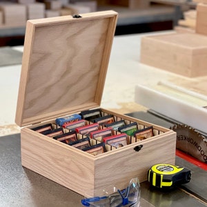 Caja para barajas de cartas coleccionables con tapa abatible, 12 divisores ajustables, capacidad para hasta 1125 cartas con funda, hecha a mano, para guardar cartas de juego (caja en roble)