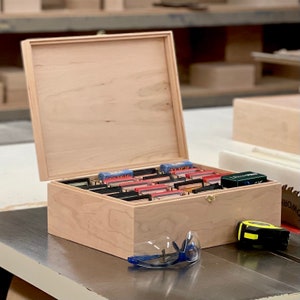 Caja para guardar cartas coleccionables con tapa / 16 separadores ajustables / Capacidad para hasta 1500 cartas con funda / Hecha a mano por Designcraft Industries