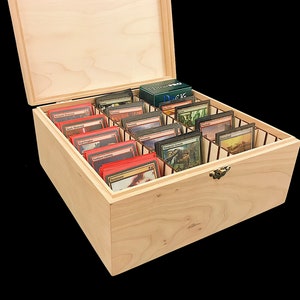 Caja para baraja de cartas coleccionables con bisagras y pestillos - 10 1/4 x 10 1/4 x 4 3/4 - con divisores ajustables - estuche para guardar cartas - protege y organiza