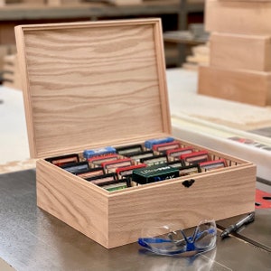 Caja de madera para barajas de cartas coleccionables con tapa abatible / 16 separadores ajustables / Capacidad para hasta 1500 cartas con funda / Hecha a mano (caja de roble)