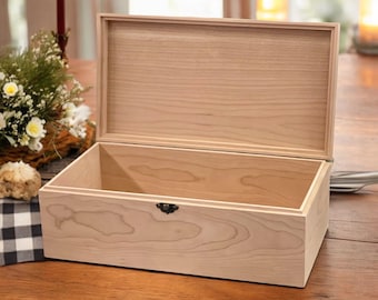 Handgefertigte Holzbox mit Klappdeckel: Individuell gelaserte Erinnerungsbox