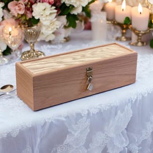結婚式、記念日の贈り物、婚約カップルの記念品、思い出の箱にパーソナライズされたワインボックス。手作りでカスタム刻印されたワインボックス。