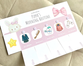 Könnte beinhalten: Eine weiße rechteckige Tafel mit der Aufschrift Pippa's Morning Routine und dem Text Lullaby Printing. Sie zeigt Illustrationen eines Hasen, einer rosa Schleife und eines gelben Sterns. Fünf Quadrate zeigen Aufgaben: Anziehen, Haare kämmen, Zähne putzen, Mantel anziehen und Schuhe anziehen.