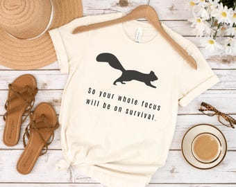 Así que toda tu atención estará puesta en la supervivencia Camiseta, Camiseta con silueta de ardilla, Regalo para fans de Los Juegos del Hambre, Camiseta con cita de Haymitch, Regalo para amantes de los libros,