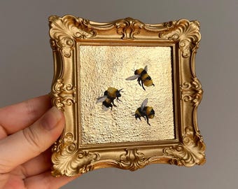 Peinture à l'huile encadrée de bourdon, art mural miniature de feuille d'or, décoration d'étagère