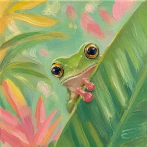 K&ouml;nnte beinhalten: Ein &Ouml;lgem&auml;lde eines hellgr&uuml;nen Frosches mit gro&szlig;en, dunklen Augen, der hinter einem breiten, strukturierten gr&uuml;nen Blatt hervorlugt. Der Hintergrund zeigt weiche, impressionistische Striche gelber und rosafarbener Bl&uuml;ten auf hellminzgr&uuml;nem Grund.
